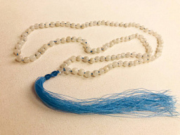 Четки лунный камень